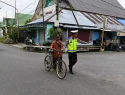 Bentuk Pelayanan Prima, Polantas Pulang Pisau Bantu sebrangkan Pejalan Kaki