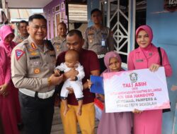 Peduli Keluarga Kurang Mampu. Dirlantas Polda Kalteng Beri Tali Asih Kepada Pengamen Disabilitas