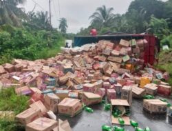 Kelebihan Muatan, Truck Terbalik Ditanjakan Desa Saiyong Bangkep.
