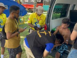 Tourist Police Polres Pesisir Barat Beri Pertolongan Kepada Atlit Surfing