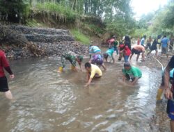 Koramil 07/Batu Benawa Gotong Royong Pasang Bronjong Di Aliran Sungai Desa Baru