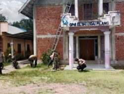Sinergitas Polsek Jabiren Raya Bersama TNI Bersihkan Tempat Ibadah