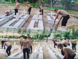 Peringati HUT Bayangkara ke 78 Polres Banggai bersih bersih Taman Makam Pahlawan