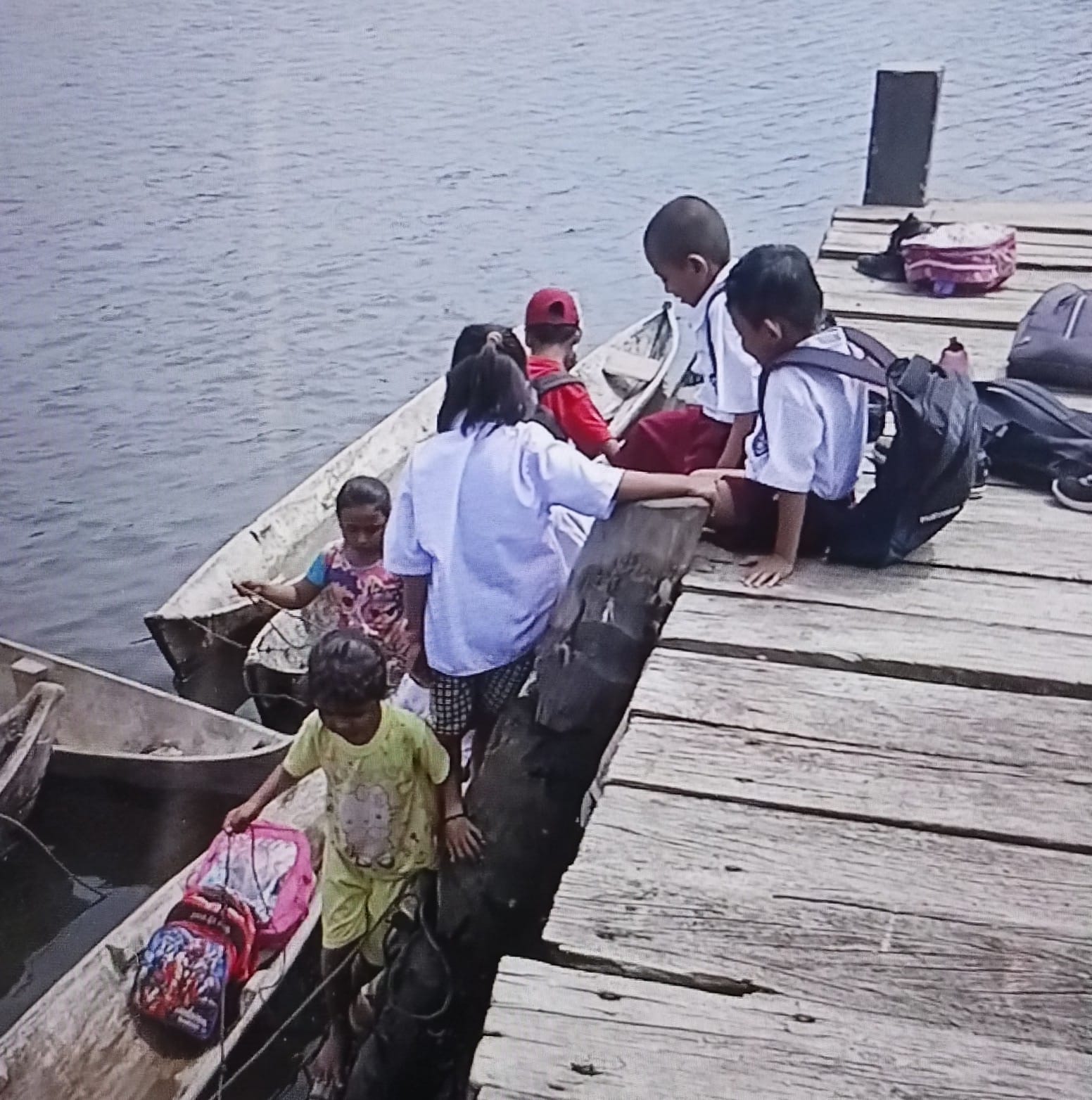 Siswa SD Berangkat ke Sekolah Terpaksa Naik Perahu Karena Jembatan Rusak (Foto: Ist)