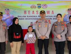 Bikin Haru! Polres Banggai Berikan Beasiswa Untuk Anak Cleaning Servis Berprestasi