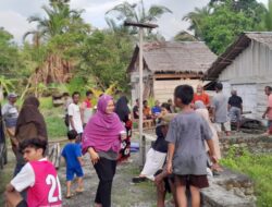 Polsek Nuhun Bersama Warga Evakuasi Jenazah Pria Dari Dalam Hutan.