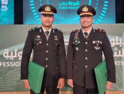 Kapolri Beri Dua Anggotanya Pin Emas Atas Prestasi Saat Pendidikan di UEA