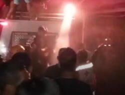 Damkar Balut dan BPBD Berjibaku Padamkan Kobaran Api di Komplek 12 Banggai.