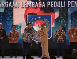 Kemendagri Terima Penghargaan Lembaga Peduli Penyiaran dari KPI