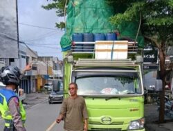 Waduh! Muatan Barang Truk Melebihi Batas dan Bawa Penumpang Dinilai Salahi Aturan, Polantas Beri Teguran Sopir