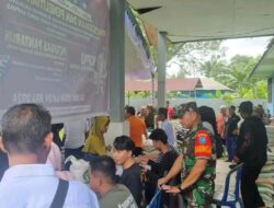 Babinsa Koramil 1011-02/Kapuas Hilir Dampingi Penyaluran Bantuan Beras Dari Pemerintah 