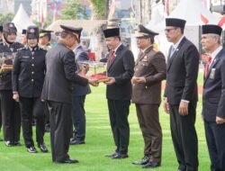Dedikasi Pj Gubsu Agus Fatoni Terima Penghargaan Pin Emas, Piagam dan Tongkat dari Kapolri