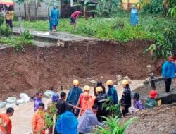 Balut Banjir Rendam Beberapa Desa, TRC BPBD dan Bhabinkamtibmas Saling Bantu Evakuasi Warga