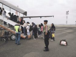 Samapta Polres Banggai Pantau Penumpang di Bandara Luwuk