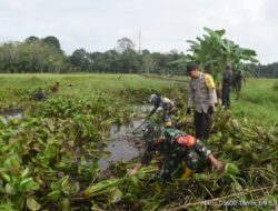 Sinergi TNI-Polri  Bersihkan Aliran Sungai Bersama Warga Masyarakat 