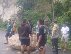 Semangat TNI-Polri Bersama Warga Kerja Bakti Bersihkan Tanah Longgsor di Luwuk
