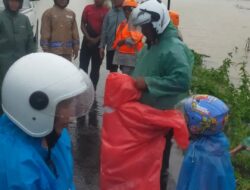 TNI-Polri ‘Turun Gunung’ Cek Perkembangan Banjir di Desa Sukamaju Batui Selatan