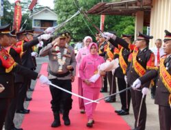 Polres Belitung Timur Menggelar Tradisi Pedang Pora, Penyambutan dan Pelepasan Kapolres Belitung Timur yang Baru