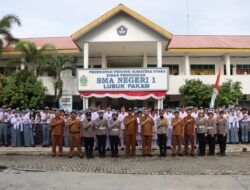 Police Go To School, Wakapolresta Deli Serdang Jadi Irup Bendera di SMAN 1 Lubuk Pakam