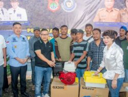 Libatkan Kejari Dan Polres, Bupati Banggai Serahkan Bantuan Kelompok Nelayan