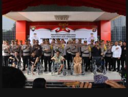Kolaborasi Bersama Kemensos RI, Polda Kalteng Salurkan Bantuan 30 Kursi Roda Bagi Penyandang Disabilitas