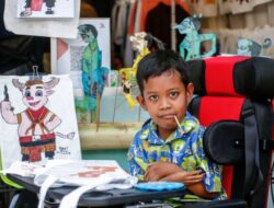 Siswa SLB Ikut Meriahkan Peparnas XVII, Tegar Lukis Maskot Kebo Bule Dengan Mulut