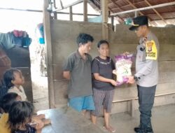 Kapolsek Bagikan Beras ke Warga Kurang Mampu di Nuhon