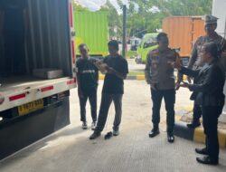 Kapolres Cek Kedatangan Surat Suara Pilkada Banggai di Bandara Palu