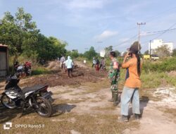 Bergerak Bersama Rakyat, Babinsa Gotong Royong Timbun Jalan Berlubang