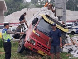 Akibat Rem  Blong, Pengemudi Truk Muat Hebel Alami Kecelakaan Tunggal Di Exit Tol Bawen Semarang