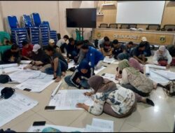 Antusias Para KPPS Melaksanakan Simulasi Uji Beban Aplikasi Sistem Informasi Rekapitulasi (SiRekap) Bersama PPS Desa Karet