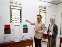 Gunakan Hak Pilih di TPS 16 Bogor, Wamendagri Bima Arya Ajak Masyarakat Tingkatkan Partisipasi Pilkada