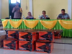 Anggota Polsek Lamala Hadiri Penyaluran BLT Dan Penyerahan Alat Pertanian Di Desa Sirom