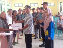 Pemdes Sirom Salurkan BLT Dan Bantuan Alat Pertanian Ke Masyarakat