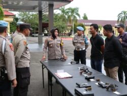 Cegah Penyalahgunaan, Waka Polres Pulang Pisau Bersama Propam Cek Senjata Api