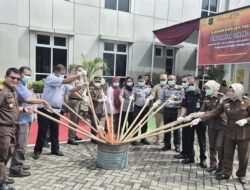 Jelang Akhir Tahun, Barang Bukti 17 Perkara Tindak Pidana Umum Berstatus Putusan Inchraht Dimusnahkan Kejari Kota Pekalongan 