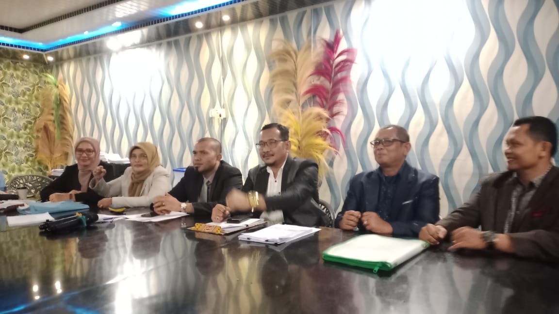 Tim Hukum Paslon nomor urut 3 Yusuf-Bayu melakukan konferensi pers dalam menyikapi keputusan KPU Deliserdang dan memastikan agak melakukan gugatan ke MK.