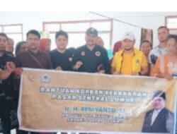 Anggota DPR RI Beniyanto Tamoreka Berikan Bantuan Untuk Korban Kebakaran Pasar Sentral Luwuk