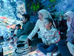 Libur Tahun Baru, Khofifah Ajak Cucu Nikmati Wahana Baru Metaverse Glass Theater di Jatim Park2.
