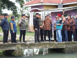 Tinjau Irigasi di Karawang, Wamendagri Serap Aspirasi Petani Mengenai Persoalan Pangan