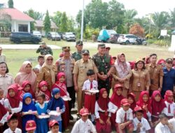 Perdana, Kapolsek Hadiri Pemberian Makan Bergizi Gratis ke Pelajar SD Toili