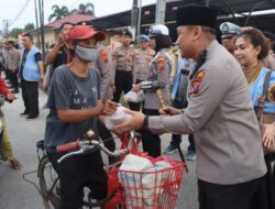 Jajaran Polresta Deli Serdang Berbagi Takjil Kepada Masyarakat Pengguna Jalan