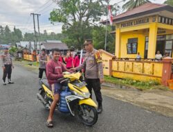 Menjalin Hubungan Baik dengan Masyarakat, Polsek Lamala Bagikan Takjil