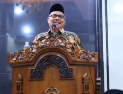 Muhidi Shalat Tarawih Berjamaah di Masjid Al Manar Dadok Tunggul Hitam
