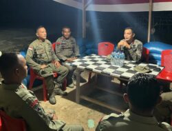 Beri semangat, Dansat Brimob Polda Sulteng Kunjungi 4 Pos Kamtibmas dan Berikan Sembako kepada Personel