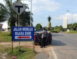 Polres Prabumulih Pasang Papan Petunjuk Arah untuk Kelancaran Arus Mudik Lebaran 2025