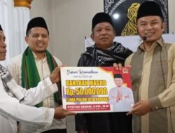 Anggota Komisi V DPRD Sumbar, Serahkan Bantuan Rp 50 Juta Safari Ramadhan di Kamang Baru