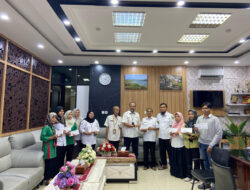 Maifrizon Sambut Idul Fitri dengan Beri Santunan Bagi Keluarga Besar DPRD