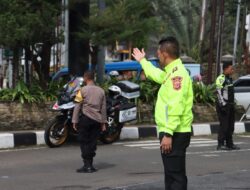 Urai Kemacetan Arus Lalu Lintas di Puncak Bogor, Kapolres Turun Lansung Bersama Anggotanya