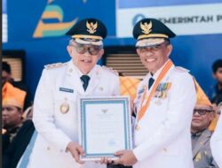 Gubernur Sulteng Serahkan Penghargaan UHC Kategori Pratama Kepada Pemkab Banggai